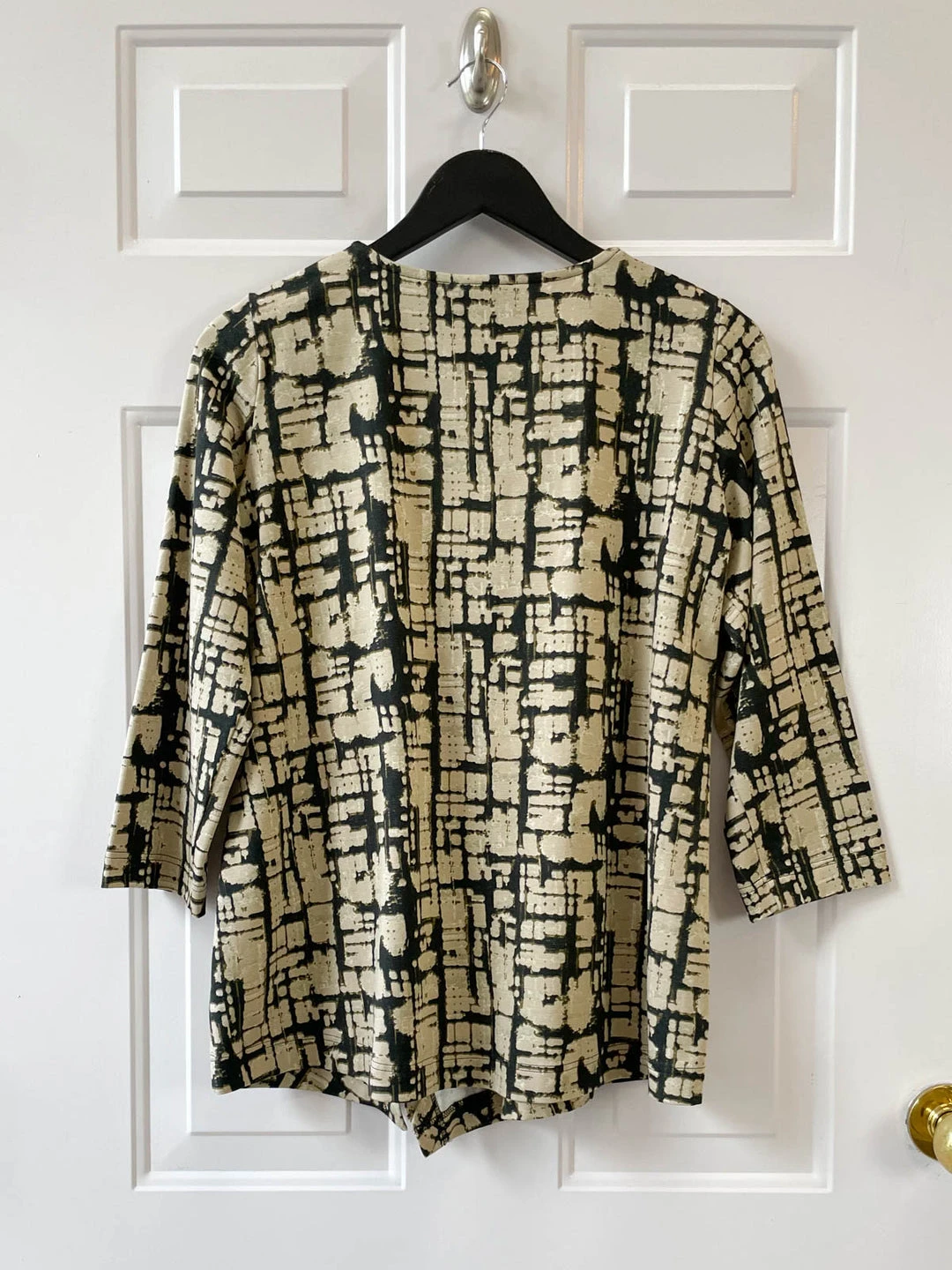 Q'Neel Notch Vent A-Line Top, Tan/Black